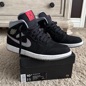 NIKE AIR JORDAN 1 MID Black Particle Grey Gym Red (2019)